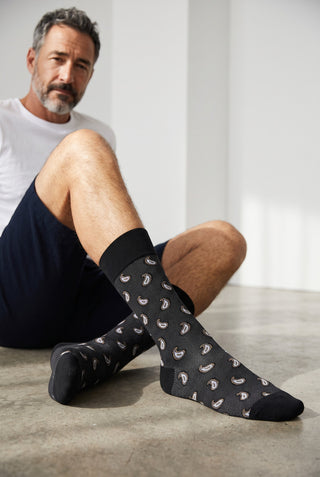 Homme portant des chaussettes Bugatchi en coton et cachemire noir avec un motif paisley élégant