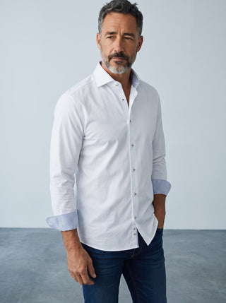 Homme portant une chemise blanche Emanuel Berg Byron en maille extensible avec détails à motifs sur les poignets
