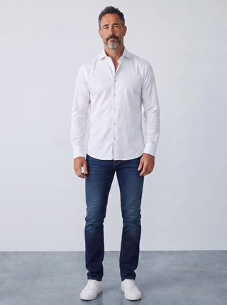 Homme portant une chemise blanche Emanuel Berg Byron en maille extensible avec un jean bleu et des baskets