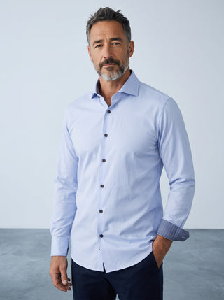 Homme portant une chemise bleue Emanuel Berg Byron en maille extensible Albini 4Flex avec col classique