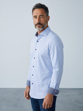 Homme portant une chemise bleue à manches longues Emanuel Berg Byron en maille extensible avec col et poignets contrastés