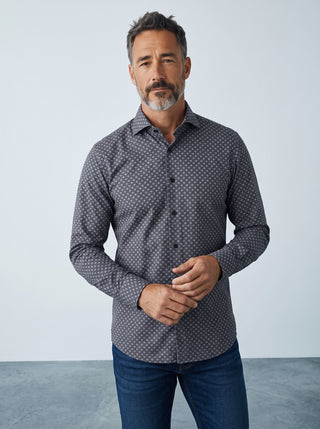 Homme portant une chemise Emanuel Berg Byron charcoal à motifs en maille extensible 4Flex, coupe moderne