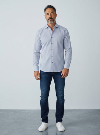 Homme portant une chemise Emanuel Berg Byron bleu clair en maille extensible Albini 4Flex avec un jean bleu
