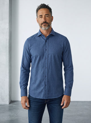 Homme portant une chemise Emanuel Berg Byron bleu marine en maille extensible 4Flex avec col classique