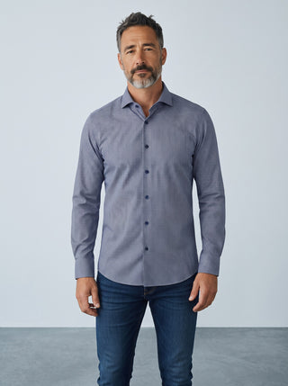 Homme portant une chemise marine à motifs Emanuel Berg en maille extensible Modern Fit avec col Byron