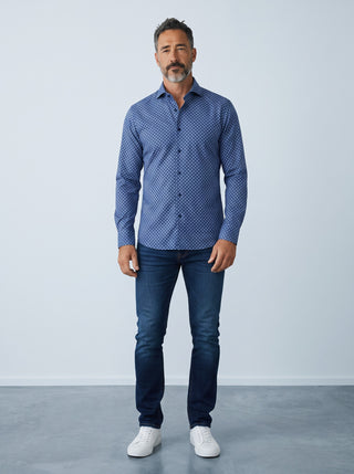 Homme portant une chemise marine à motifs Emanuel Berg Byron en maille extensible 4Flex avec un jean bleu