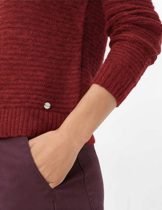 Pull BRAX Lesley rouge en maille douce de laine et alpaga avec bords-côtes, disponible chez Le Capitaine D'a Bord