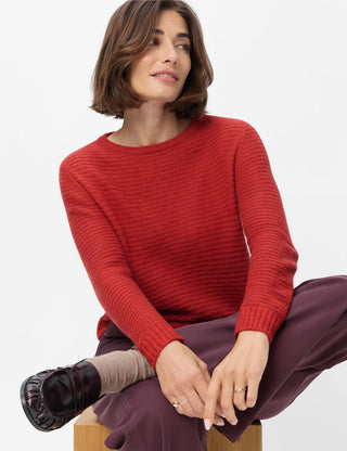 Modèle portant un pull BRAX Lesley rouge à col rond en mélange de laine et alpaga, texture chinée, coupe décontractée.