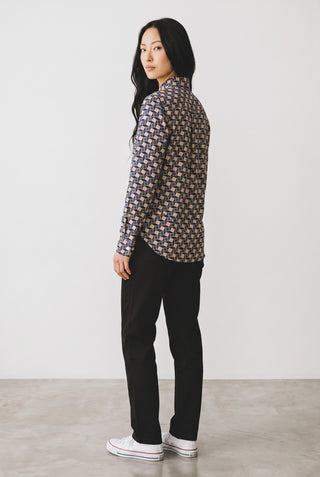 Modèle portant une blouse à carreaux Le Capitaine D'a Bord en viscose, manches longues, style élégant et décontracté.