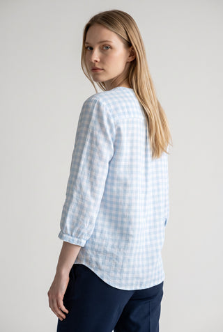 Blouse en lin bleu à carreaux BRAX Velia avec manches 3/4, vue de dos sur mannequin, chez Le Capitaine D'a Bord