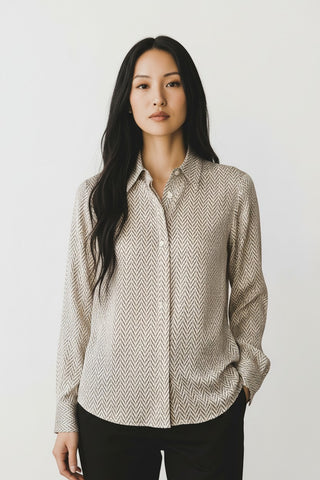 Blouse à manches longues Le Capitaine D'a Bord en viscose beige à motif chevrons portée par une femme