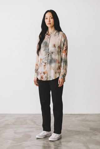 Blouse florale en viscose Le Capitaine D'a Bord portée par une femme avec un pantalon noir et des baskets blanches
