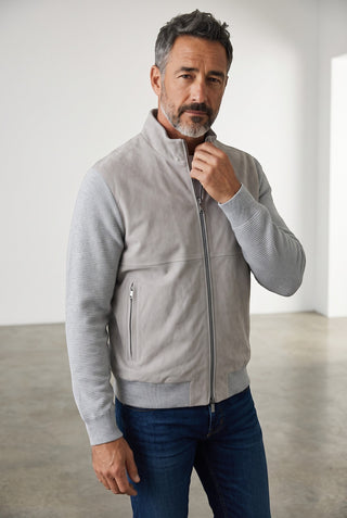 Homme portant un cardigan gris Le Capitaine D'a Bord en coton, soie et devant en cuir Aqualeather avec fermeture zippée