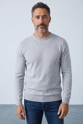 Homme portant un chandail à col rond en laine mérinos gris clair de la marque Le Capitaine D'a Bord