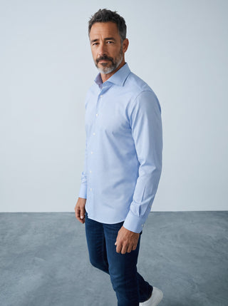 Homme portant une chemise Le Capitaine D'a Bord bleu clair à motifs, coupe moderne, en maille extensible 4Flex.