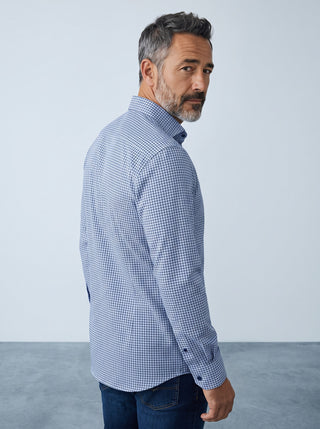 Homme portant une chemise Le Capitaine D'a Bord bleue à motifs, coupe moderne, en maille extensible 4Flex.
