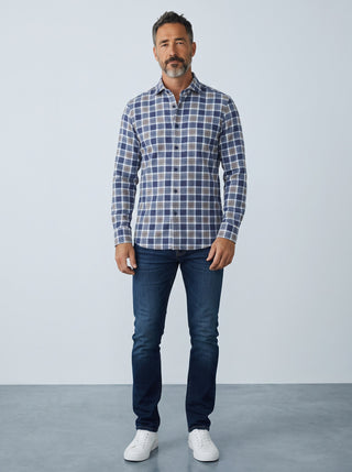 Homme portant une chemise Emanuel Berg à carreaux bleus en maille extensible Modern Fit, vue de face.