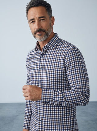 Chemise à carreaux marron et bleu Emanuel Berg, coupe moderne, en maille extensible 4Flex, portée par un homme.