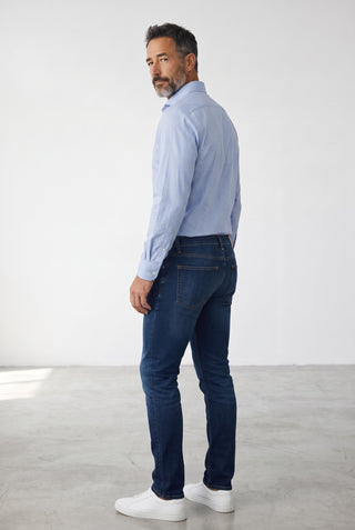 Homme portant une chemise Emanuel Berg bleu vif à chevrons et un jean bleu, vue de dos, style élégant et moderne.