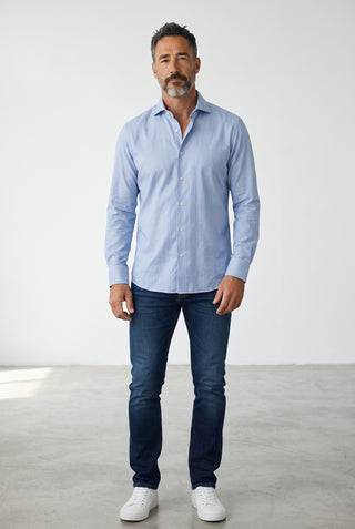 Homme portant une chemise Emanuel Berg Rialto bleu vif à chevrons, coupe Modern Fit, avec un jean et des baskets.