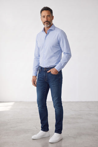 Homme portant une chemise Emanuel Berg Rialto bleu vif en mélange polyamide et élasthanne avec un jean bleu