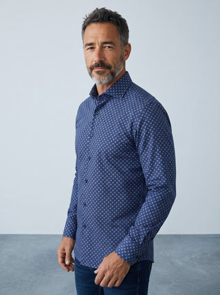Homme portant une chemise marine à motifs Emanuel Berg en maille extensible Albini 4Flex chez Le Capitaine D'a Bord