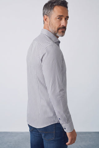 Homme portant une chemise rayée gris moyen Emanuel Berg avec col Byron, vue de profil, Le Capitaine D'a Bord