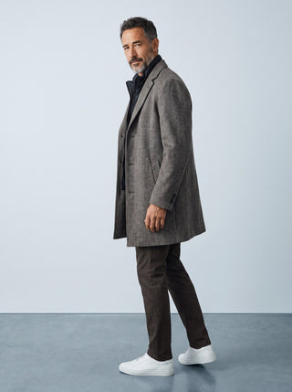 Homme portant un manteau en laine gris Le Capitaine D'a Bord avec encolure zippée détachable et coupe moderne