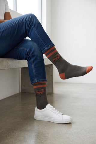 Le Capitaine D'a Bord PULLIN Branco mid-calf socks in grey with orange stripes and embroidered off-road vehicle motif