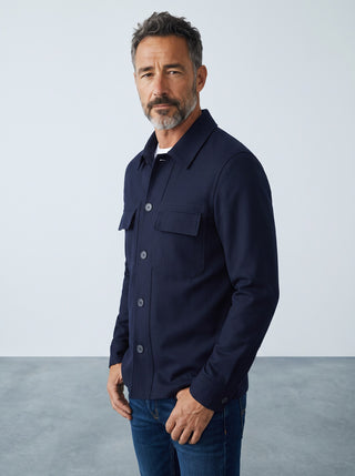 Homme portant une surchemise en flanelle de laine marine Le Capitaine D'a Bord avec poches poitrine