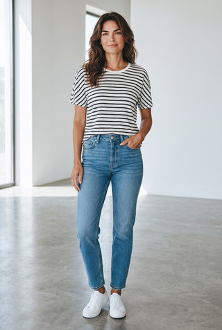 T-shirt rayé noir et blanc en lin BRAX porté par une femme avec un jean bleu, style décontracté Le Capitaine D'a Bord