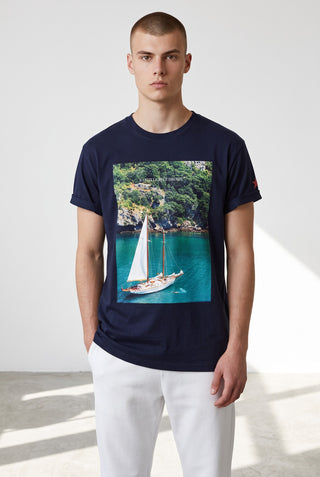 Homme portant un t-shirt marine Le Capitaine D'a Bord en coton avec imprimé voilier et détail Alcantara