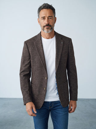 Homme portant un veston en jersey de laine marron Digel coupe Modern Fit de Le Capitaine D'a Bord sur un t-shirt blanc