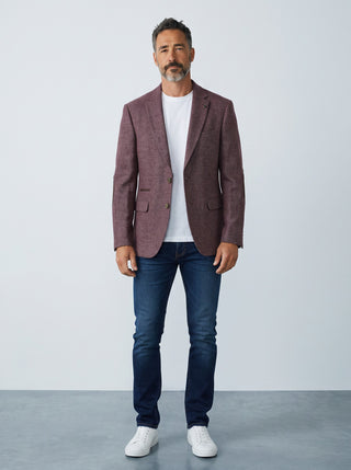 Homme portant un veston en laine bordeaux Le Capitaine D'a Bord avec appliqués aux coudes sur un t-shirt blanc