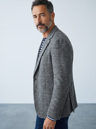Homme portant un veston Digel modèle Edward en jersey de laine gris coupe Modern Fit chez Le Capitaine D'a Bord