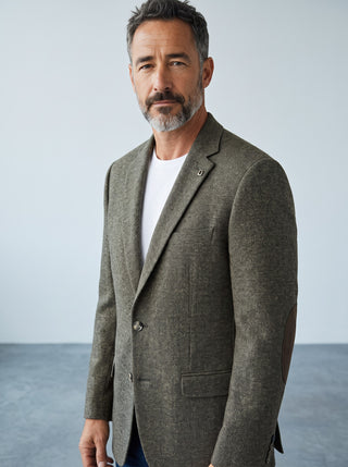 Homme portant un veston en laine olive Digel Erol avec appliqués aux coudes, coupe moderne, style décontracté-chic.
