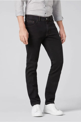 Man wearing slim fit black jeans with white sneakers and a light grey shirt