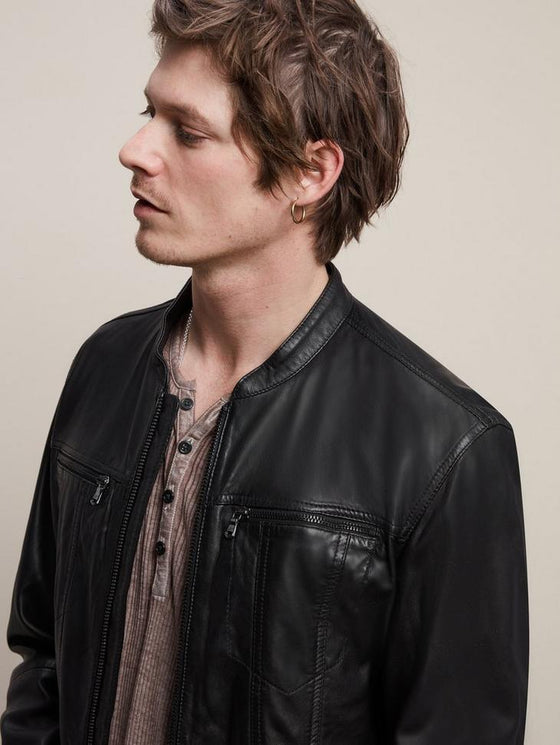 Veste en tricot jacquard en laine mélangée John Varvatos portée par Veste en tricot jacquard en laine mélangée John Varvatos portée par
